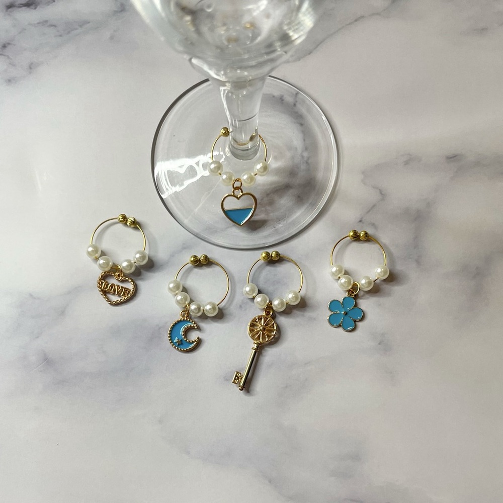 2/$10 ❤️❤️Blue & gold wine charms set of 5